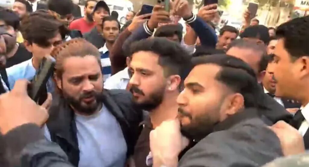 کراچی: سٹی کورٹ میں یوٹیوبر رجب بٹ پر وکلاء کا حملہ، شدید زخمی