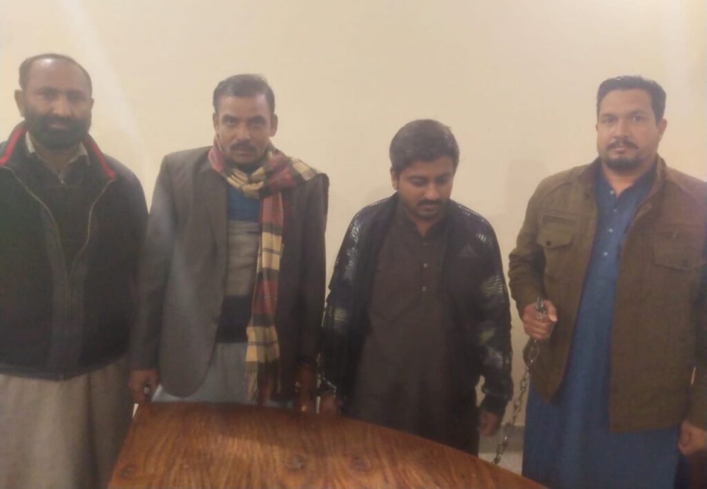 اینٹی کرپشن نے پٹواری رنگے ہاتھوں گرفتار کیا، محکمہ نے دوبارہ اسی حلقہ میں تعینات کر دیا